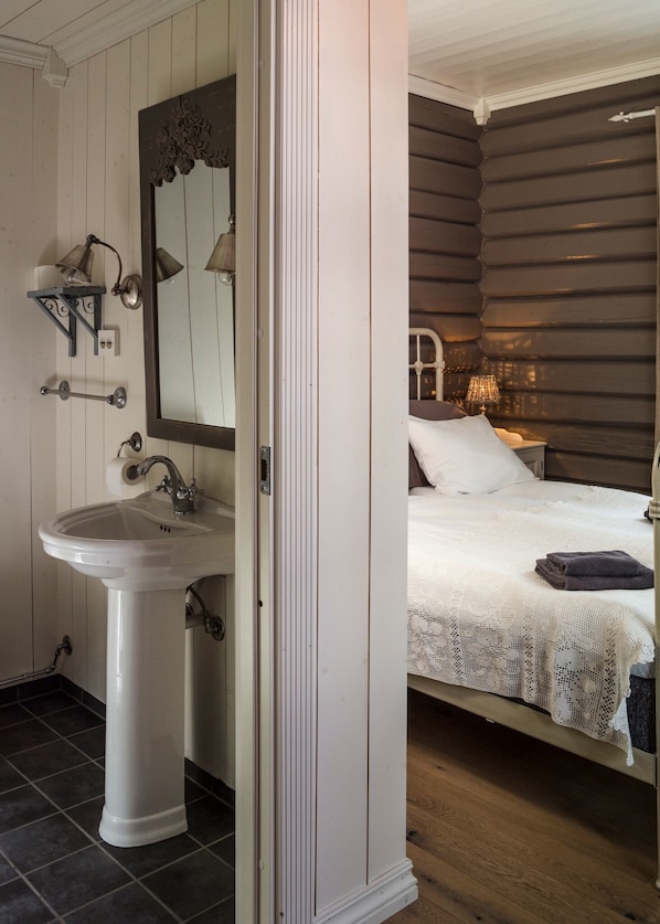 Historical Single Room | Baño | Regadera, amenidades de baño gratuitas, secadora de cabello, toallas
