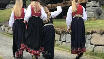 Un grupo de personas vestidas con atuendos tradicionales caminando por un sendero.