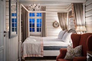 Historical Double Room | Decoración personalizada, muebles diferentes y cortinas blackout