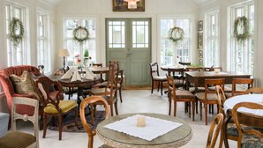 Una habitación amplia con techo alto, muebles de madera y un candelabro.