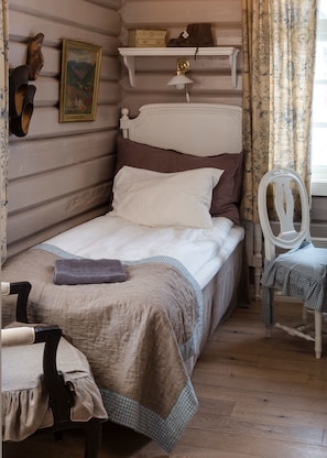 Historical Single Room | Decoración personalizada, muebles diferentes y cortinas blackout