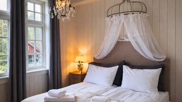 Historical Double Room | Decoración personalizada, muebles diferentes y cortinas blackout