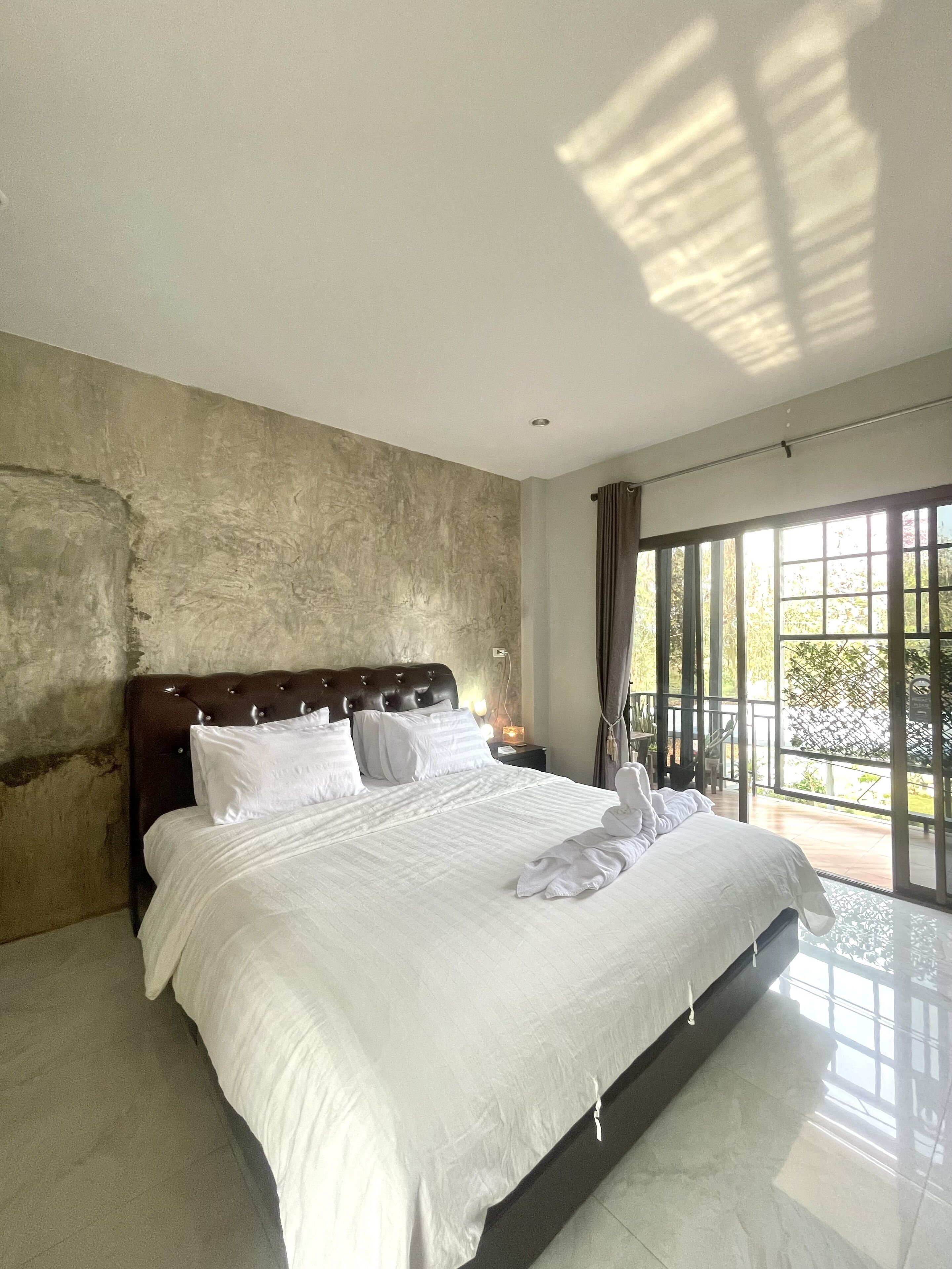 Habitación Deluxe, 1 cama King size, para no fumadores | Ropa de cama de alta calidad, minibar, escritorio y cortinas blackout 