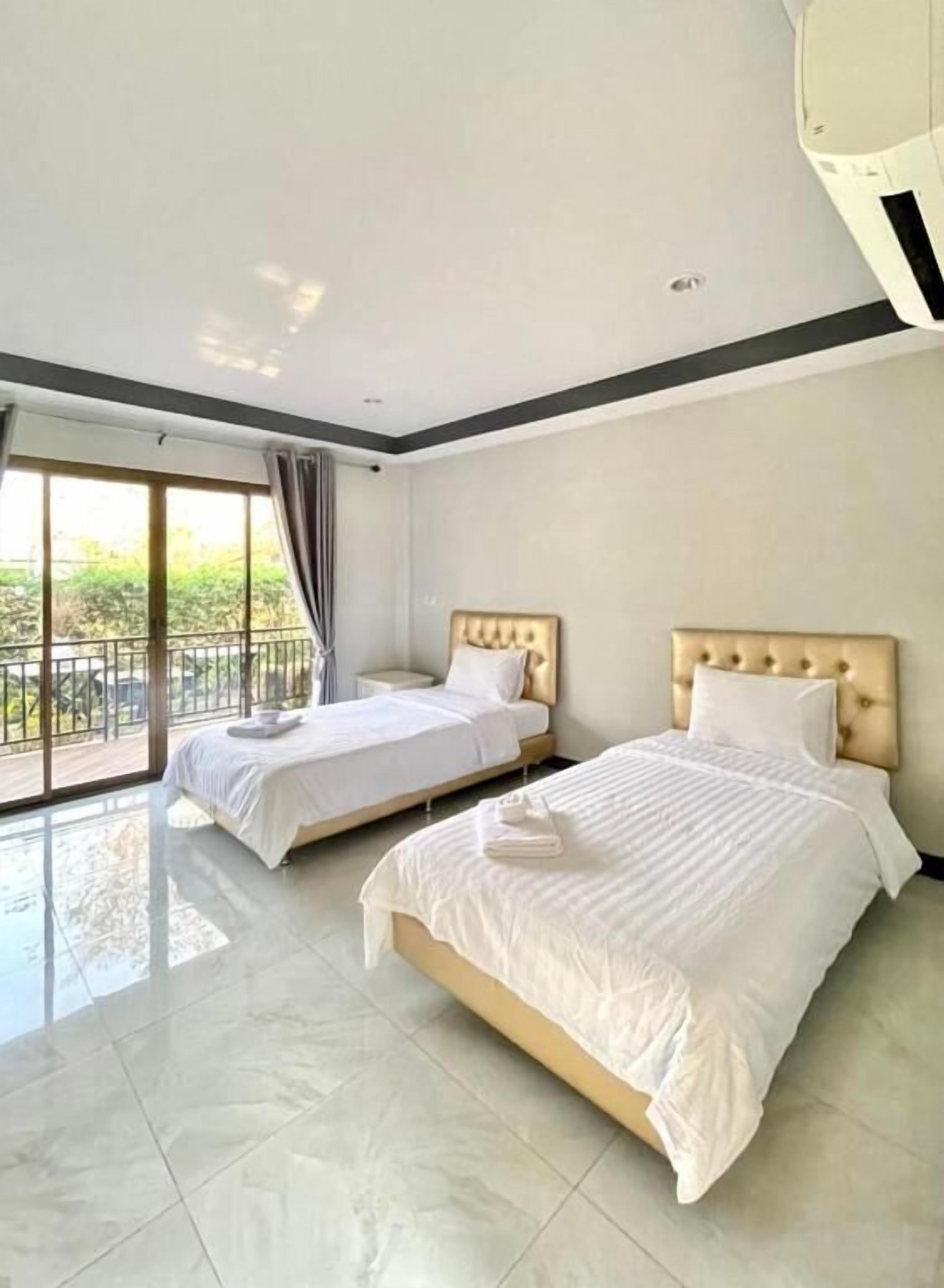 Premium bedding, minibar, desk, blackout drapes