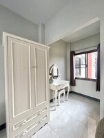 Deluxe Room, 1 King Bed, Non Smoking | Premium bedding, minibar, desk, blackout drapes