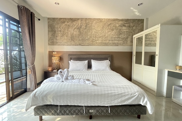 Chambre Deluxe, 1 très grand lit, non-fumeur | Literie de qualité, minibar, bureau, rideaux d’obscurcissement