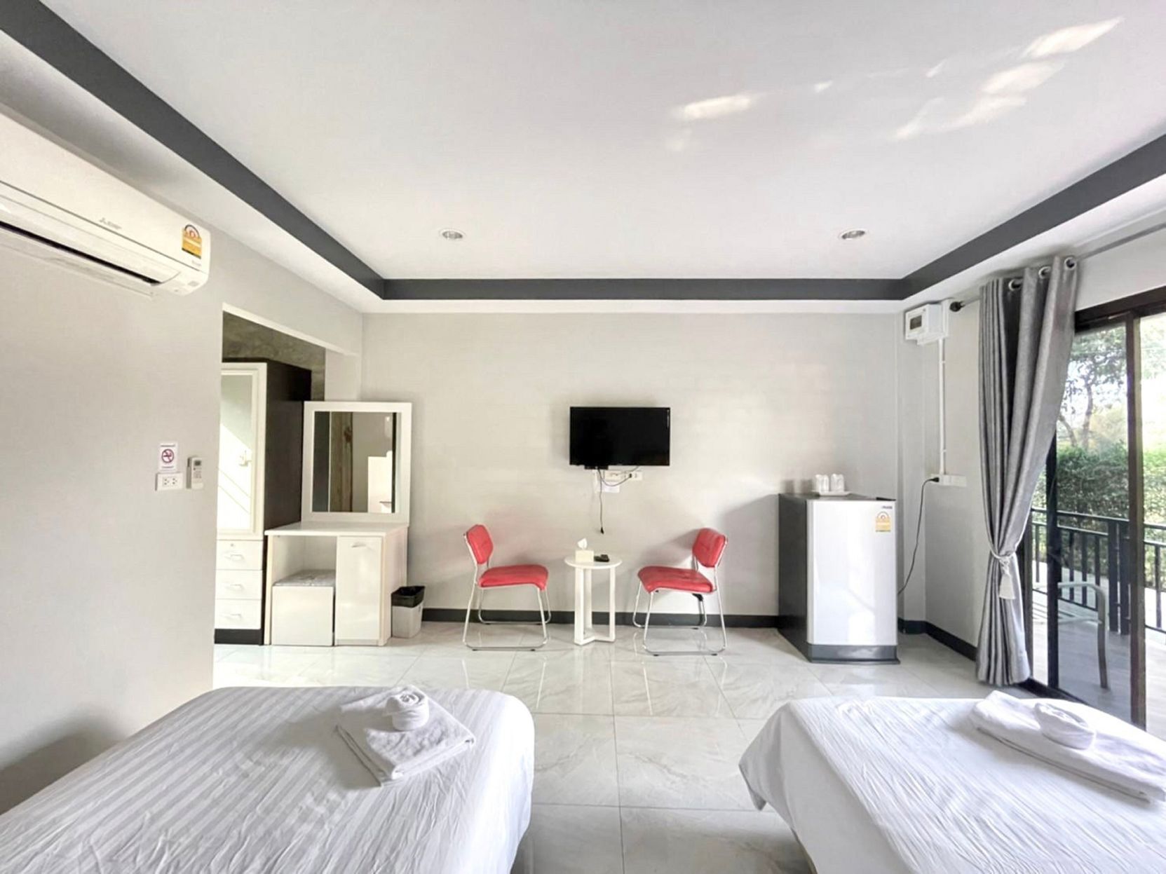 Premium bedding, minibar, desk, blackout drapes