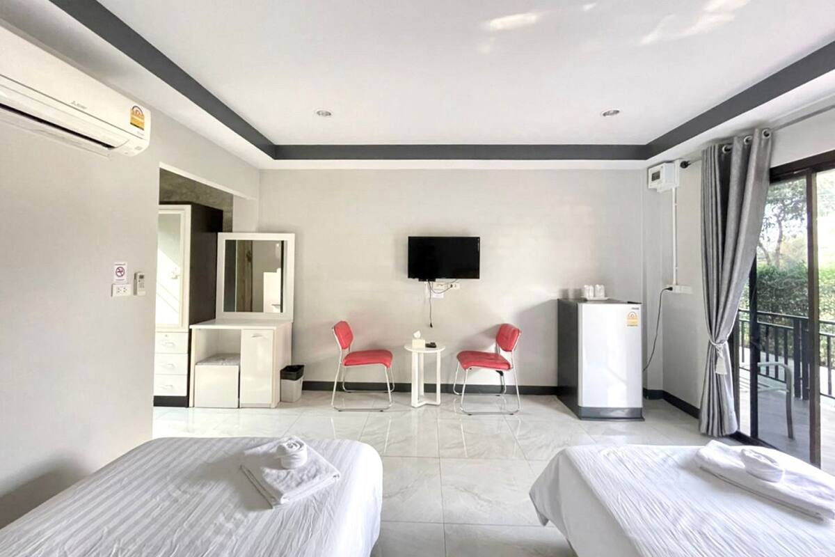 Premium bedding, minibar, desk, blackout drapes