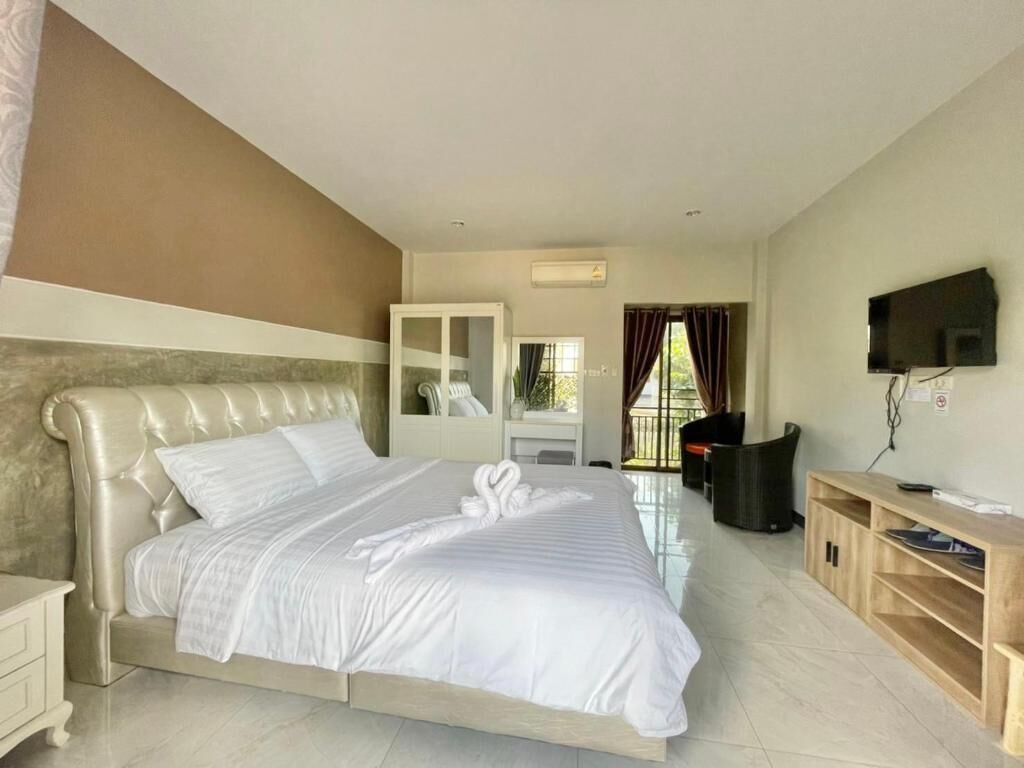 Premium bedding, minibar, desk, blackout drapes