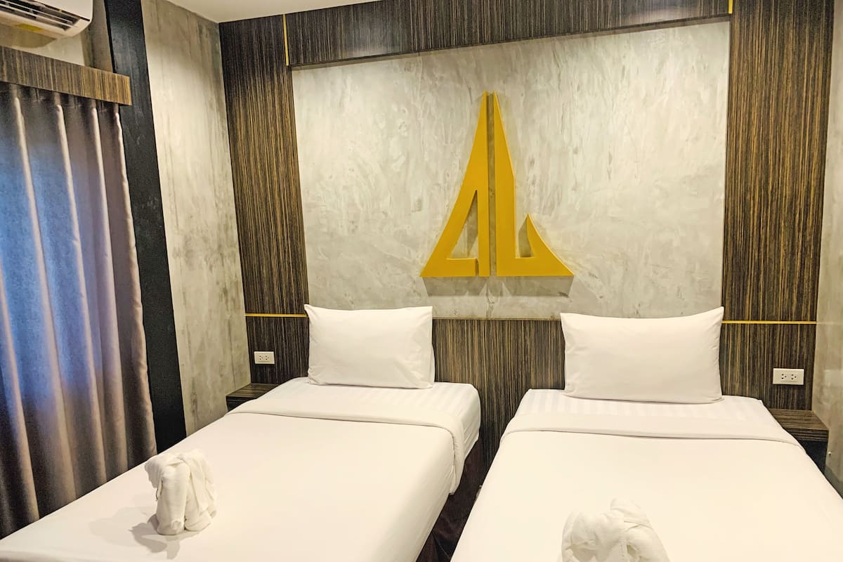 1 bedroom, blackout drapes, bed sheets