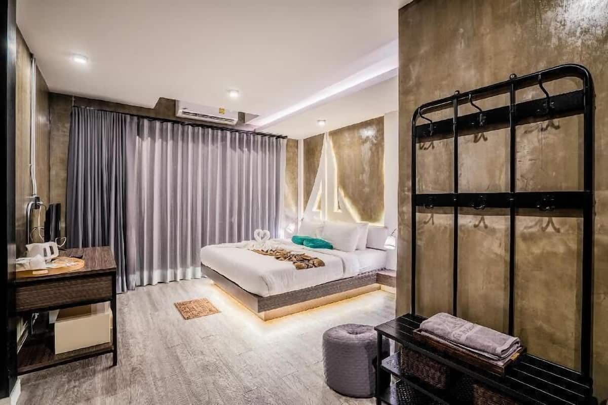 Ein modernes Schlafzimmer mit Bett, Nachttisch und einem Wandregal.