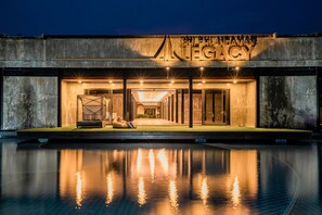 A modern building with a pool in front. - Phi Phi Andaman Legacy Resort (Ko Phi Phi)