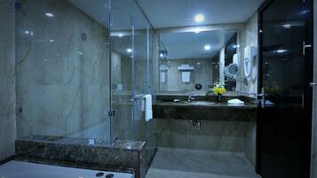Standard Twin Room | Bathroom | Free toiletries, bathrobes, slippers, bidet