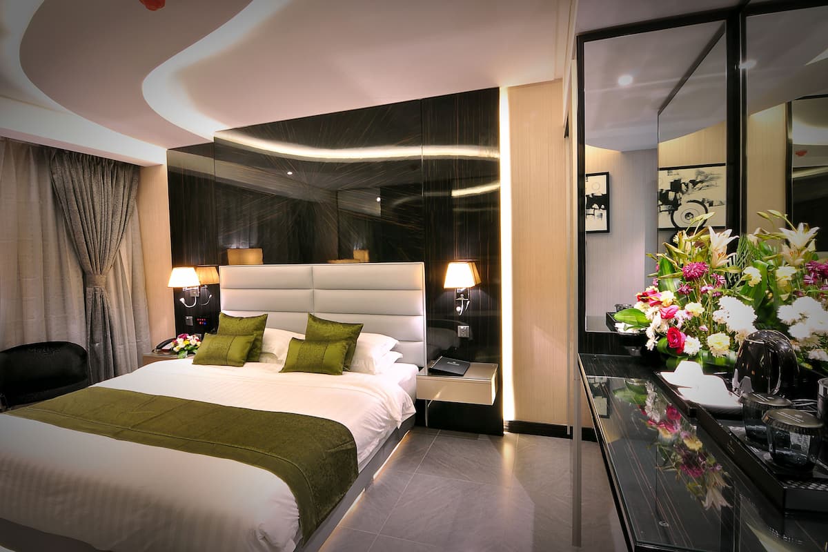 Premium bedding, down comforters, minibar, in-room safe