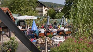 Lunch and dinner served, international cuisine