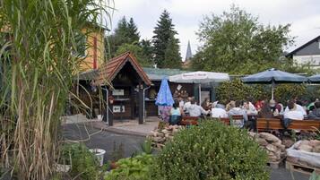 Lunch and dinner served, international cuisine