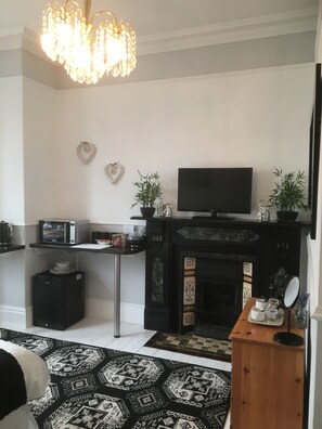 Kahden hengen deluxe-huone, kylpyhuone makuuhuoneen yhteydessä | Huoneen varustelu