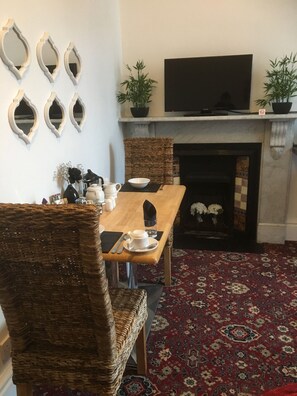 Kahden hengen huone, kylpyhuone makuuhuoneen yhteydessä | Silitysrauta/-lauta, ilmainen Wi-Fi