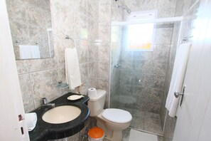 Shower, free toiletries, hair dryer, towels - Pousada Frederic (Canavieiras)