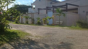 Vista frontal de la propiedad