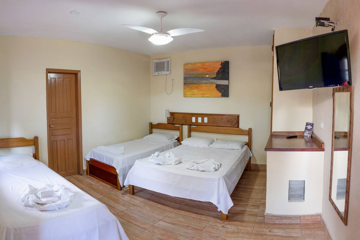 Hypo-allergenic bedding, free WiFi, bed sheets