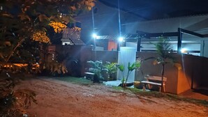 Vista frontal de la propiedad por la tarde o noche