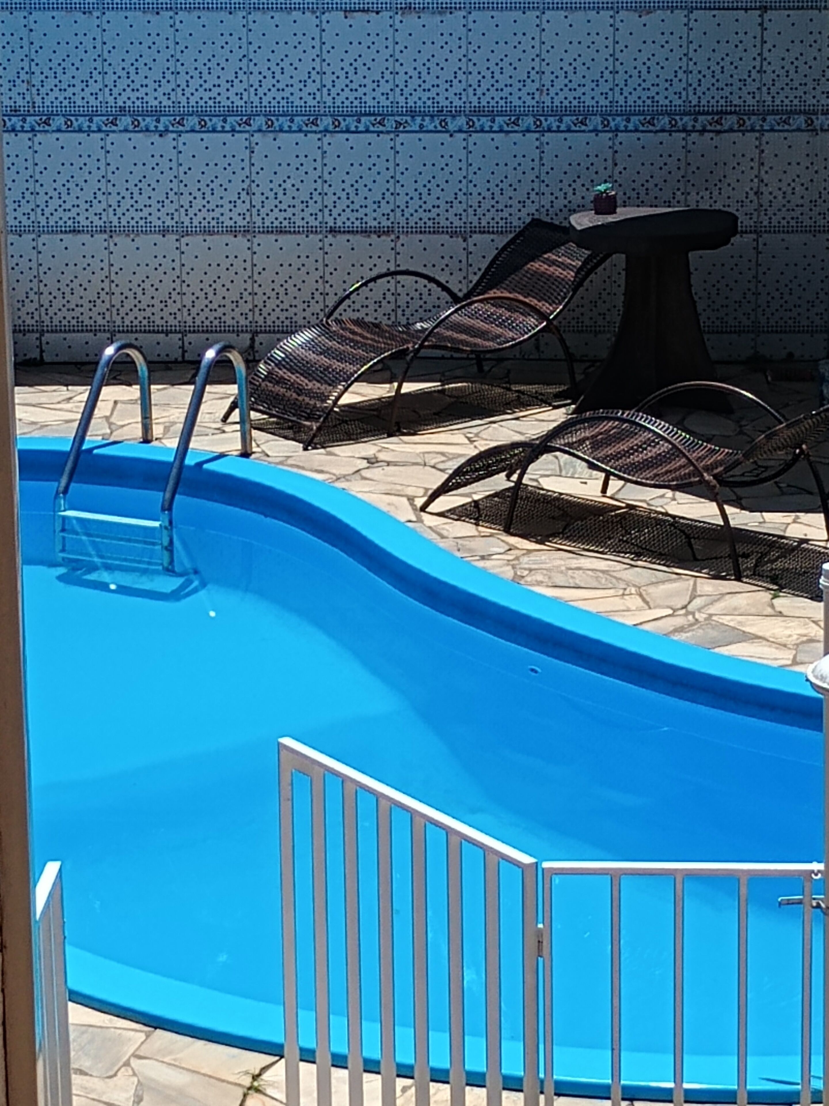 Alberca techada, acceso de 09:30 a 20:00, y sombrillas en la alberca 