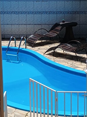 Indoor pool, open 9:30 AM to 8:00 PM, pool umbrellas, sun loungers - Hotel Lázaro Ubatuba  (Ubatuba)