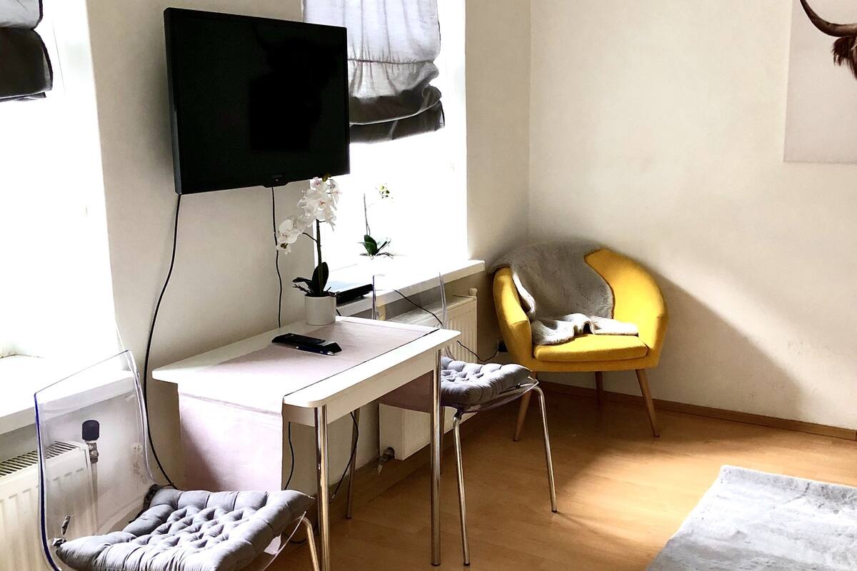 Camera Basic (Comfy) | Area soggiorno | TV a schermo piatto