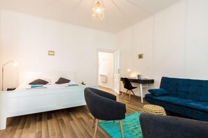 Apartment (Lively) | 1 bedroom, free WiFi, bed sheets