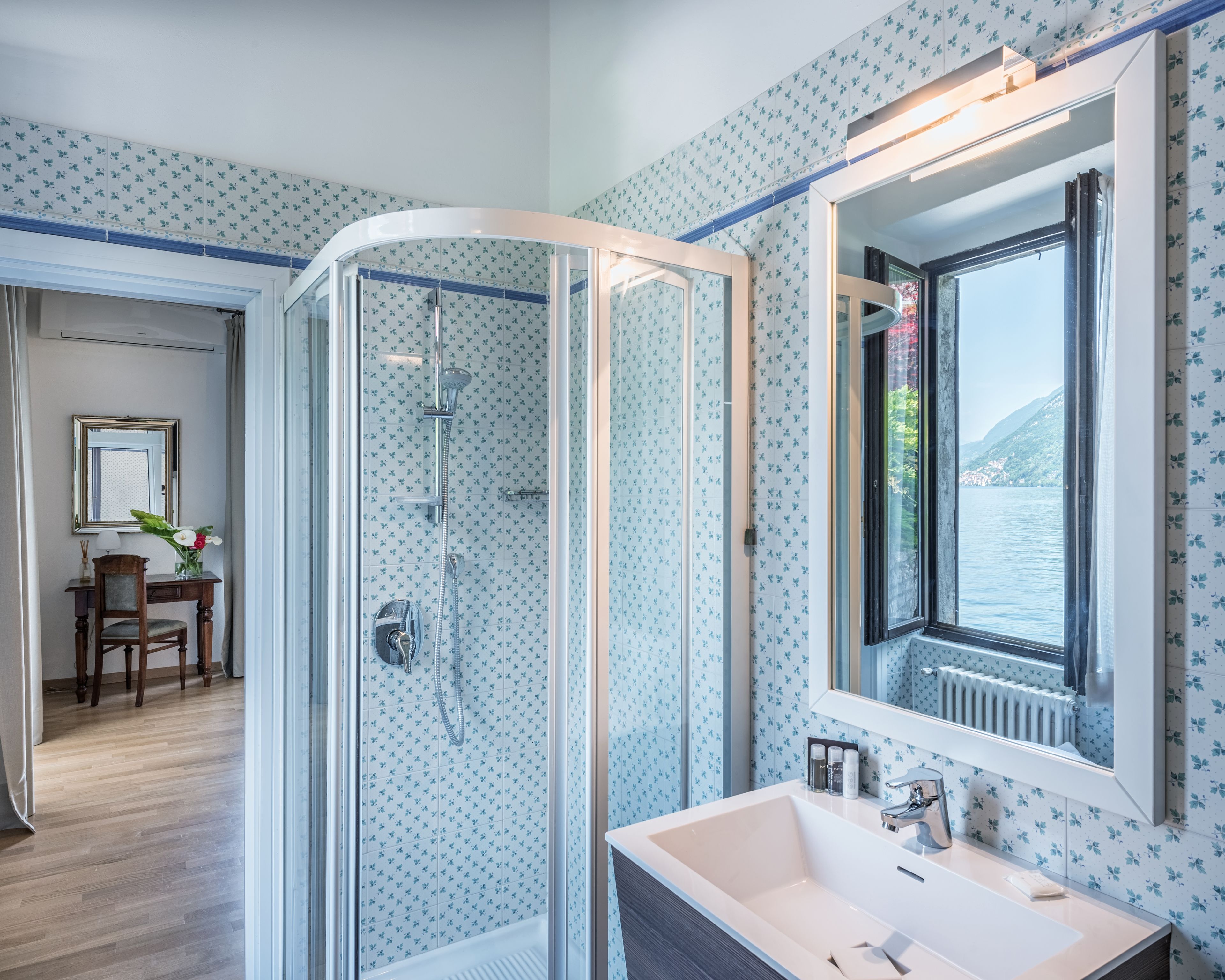 panoramic room, 1 queen bed, non smoking, lake view | bathroom | shower, free toiletries, hair dryer, towels