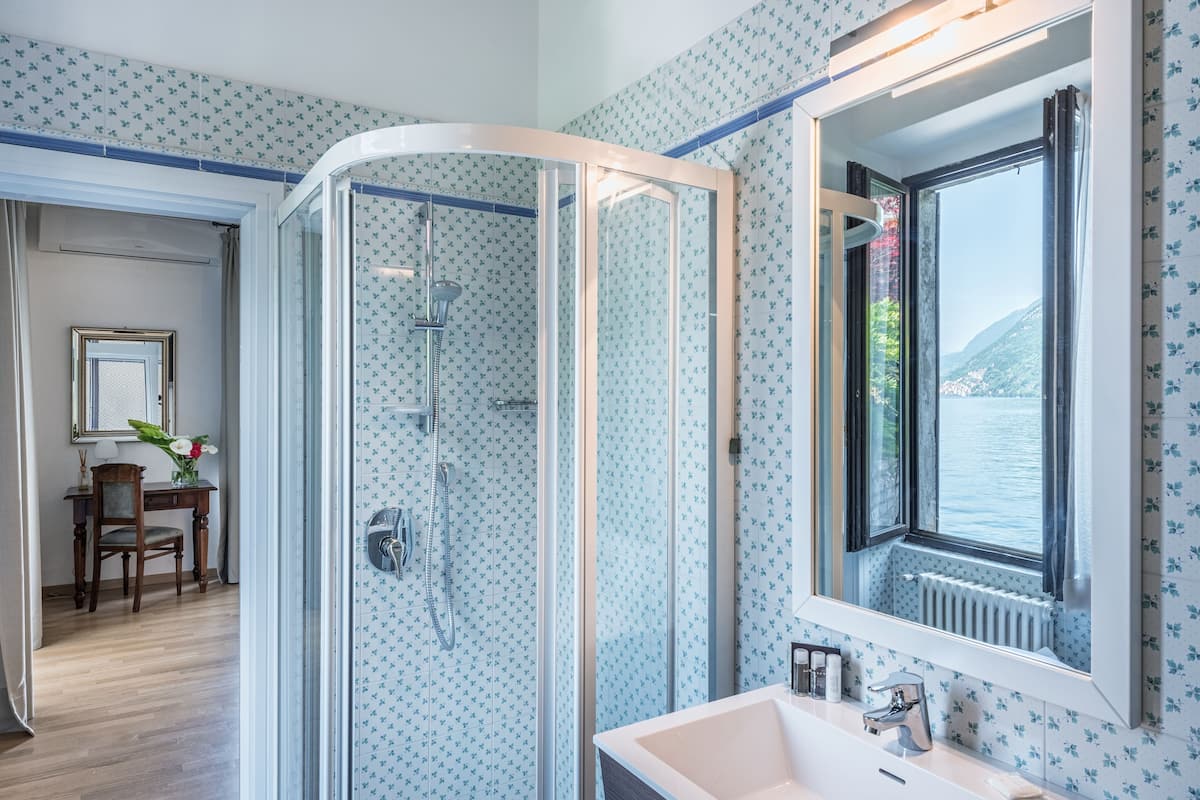 panoramic room, 1 queen bed, non smoking, lake view | bathroom | shower, free toiletries, hair dryer, towels