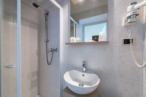 Habitación básica, 1 cama Queen size, vista al lago, junto al lago | Baño | Regadera, amenidades de baño gratuitas, secadora de cabello, toallas