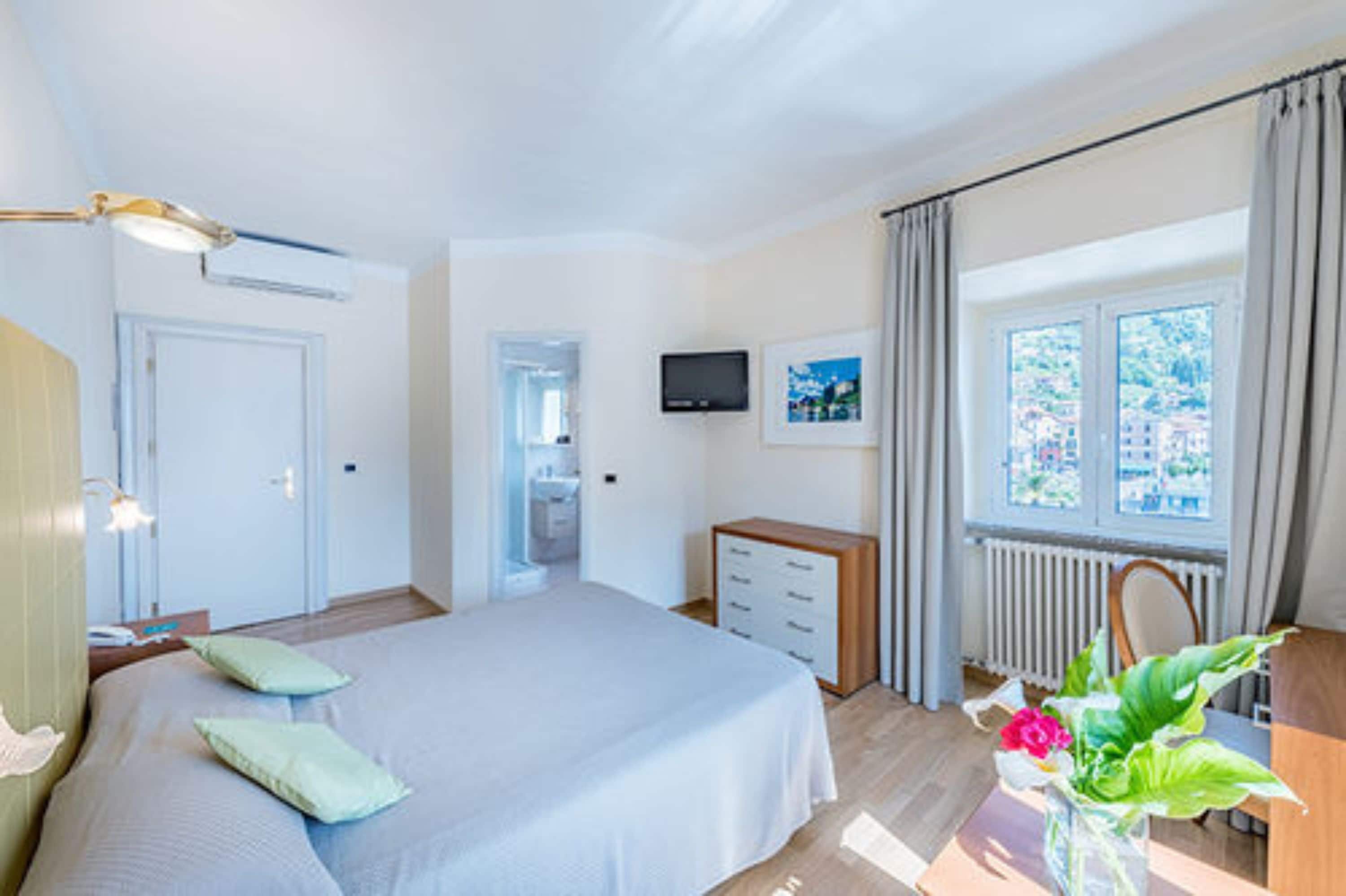 romantic room, 1 queen bed, lake view, lakeside | premium bedding, down duvets, in-room safe, desk