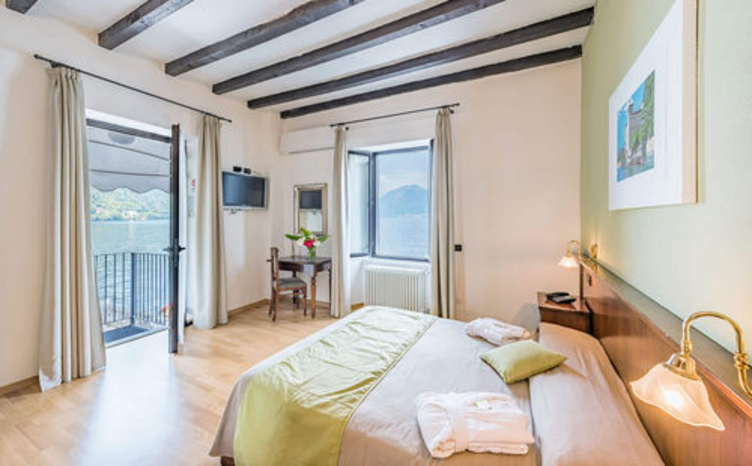 panoramic room, 1 queen bed, non smoking, lake view | premium bedding, down duvets, in-room safe, desk