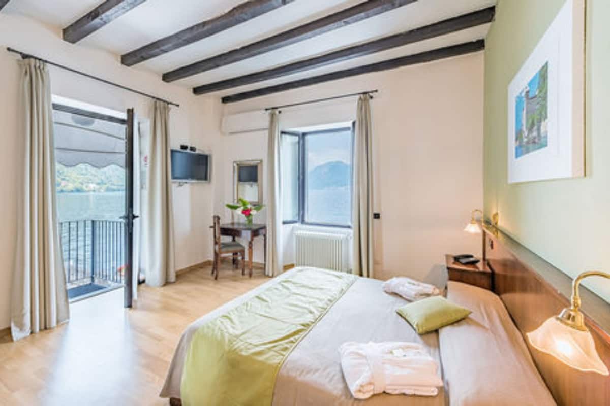 panoramic room, 1 queen bed, non smoking, lake view | premium bedding, down duvets, in-room safe, desk