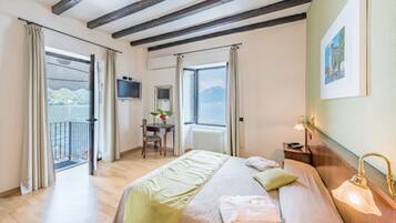 Panoramic Room, 1 Queen Bed, Non Smoking, Lake View