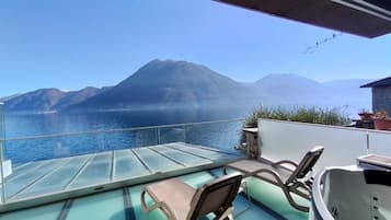 Deluxe-Zimmer, 1 Queen-Bett, Terrasse, Seeseite | 1 Schlafzimmer, hochwertige Bettwaren, Daunenbettdecken, Zimmersafe