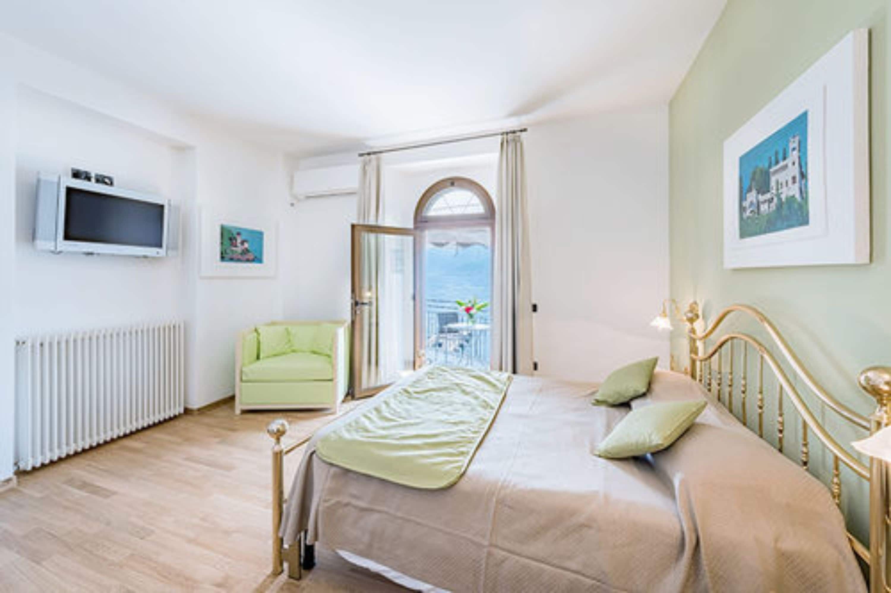 premium bedding, down duvets, in-room safe, desk