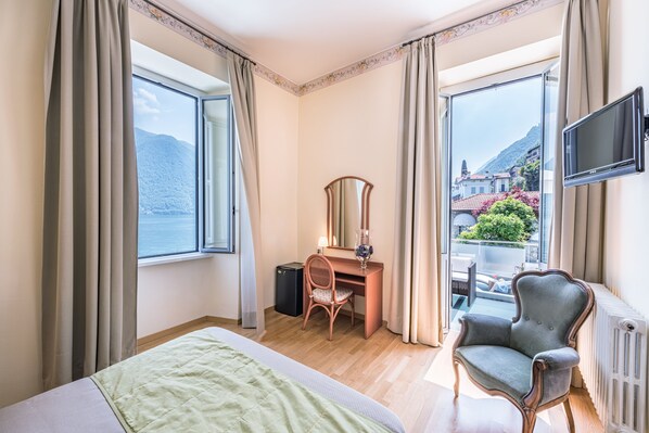 Deluxe Room, 1 Queen Bed, Terrace, Lakeside | Premium bedding, down comforters, memory foam beds, in-room safe - Hotel Villa Belvedere (Argegno)
