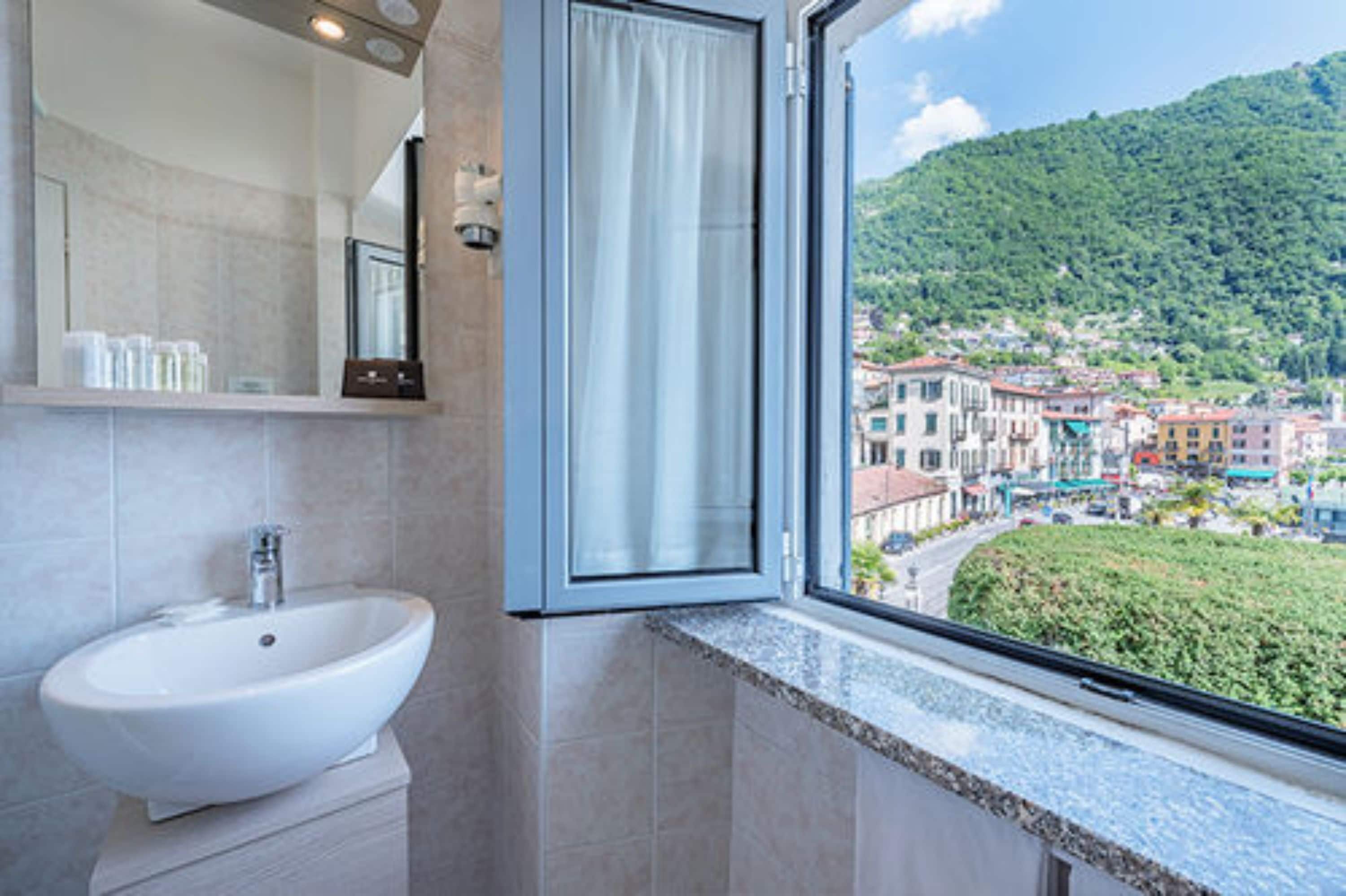 romantic room, 1 queen bed, lake view, lakeside | bathroom | shower, free toiletries, hair dryer, towels