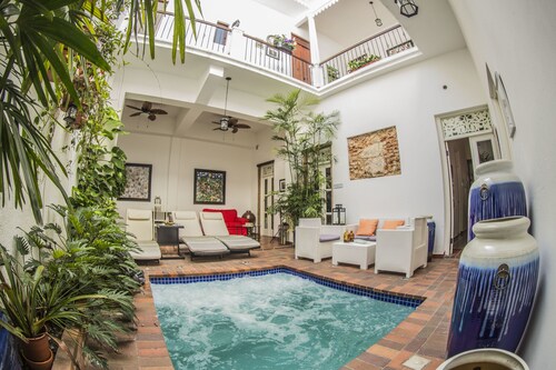 Colonial 154 H Boutique