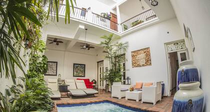 Colonial 154 H Boutique