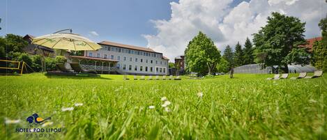 Fachada de la propiedad por la tarde o noche