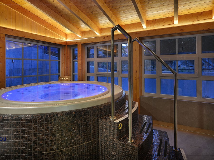 Couples treatment room(s), sauna, hot tub, steam room, Thai massages