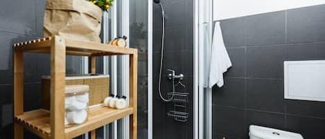 Douche, articles de toilette gratuits, serviettes fournies, savon