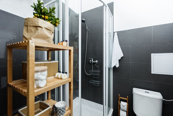 Shower, free toiletries, towels, soap - CHILL Apartments (Prague)