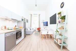 Jääkaappi, mikroaaltouuni, liesi, espressokone