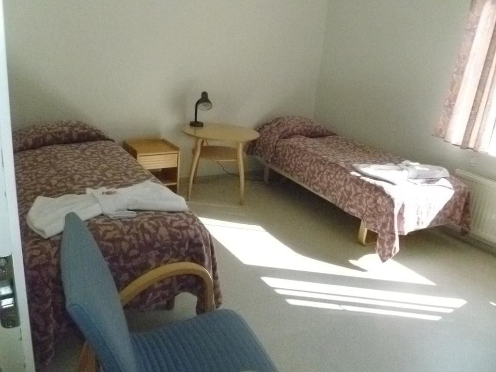 twin room | desk, cots/infant beds