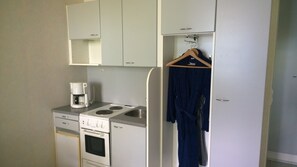 Jääkaappi, uuni, liesi, kahvin-/teenkeitin